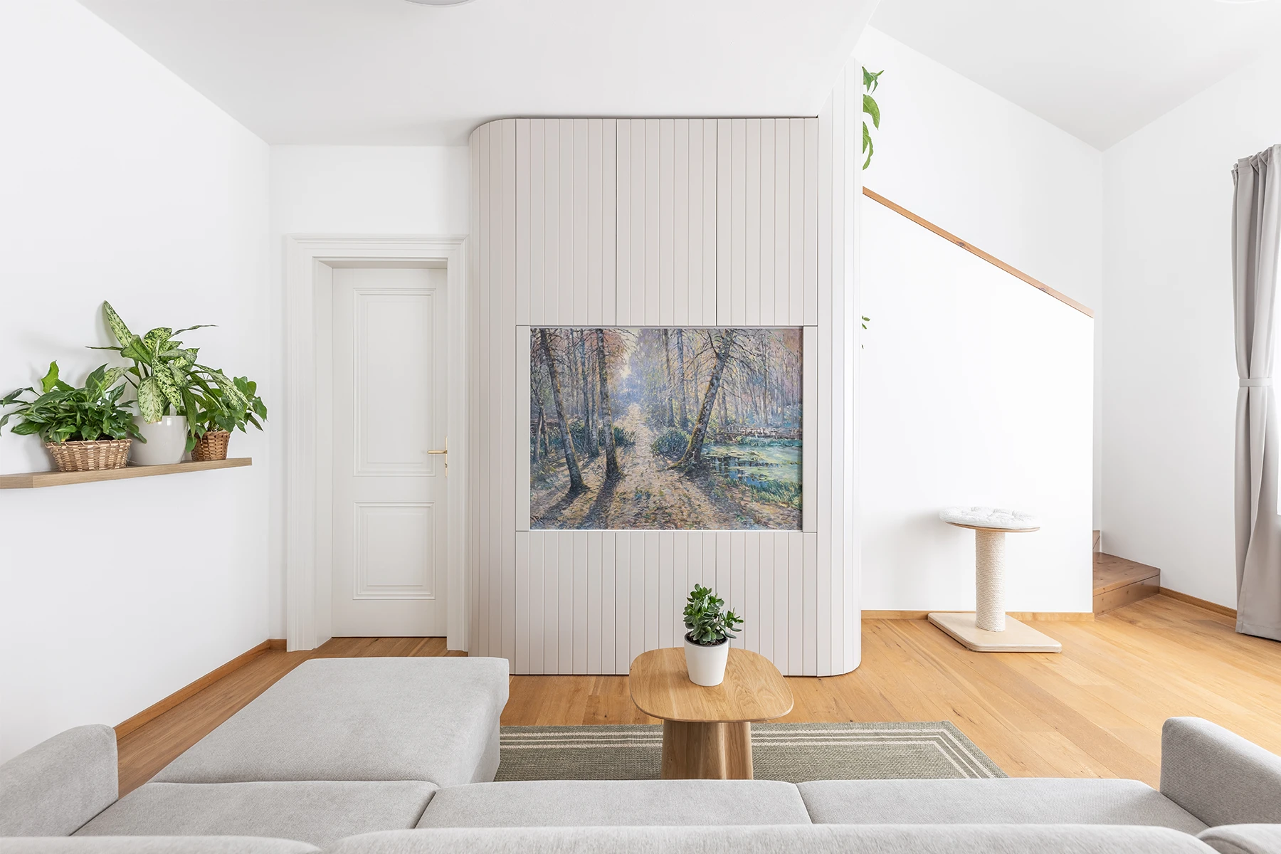 Knihovna v obývacím pokoji v mezonetovém bytě Praha Bertramka s nábytkem na míru a dubovou podlahou